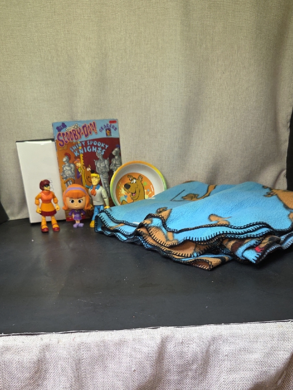 Hanna Barbera Scooby Doo Velma & Fred Figures, Bowl, Dvd And Blanket